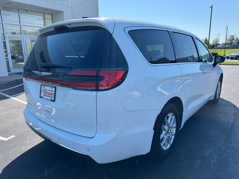 Chrysler Pacifica Vehicle Image 03