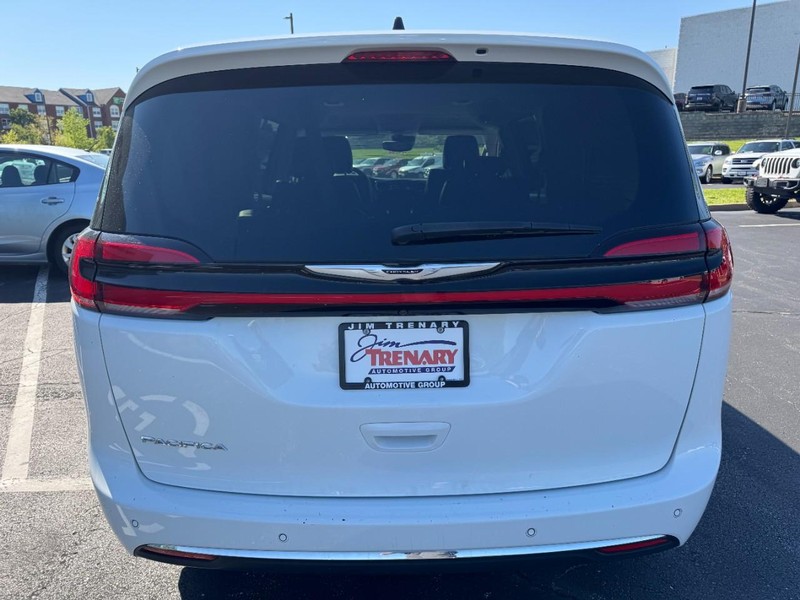 Chrysler Pacifica Vehicle Image 04