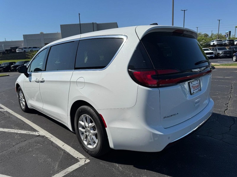 Chrysler Pacifica Vehicle Image 05