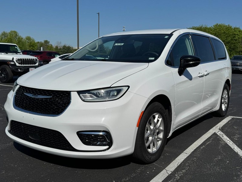 Chrysler Pacifica Vehicle Image 08