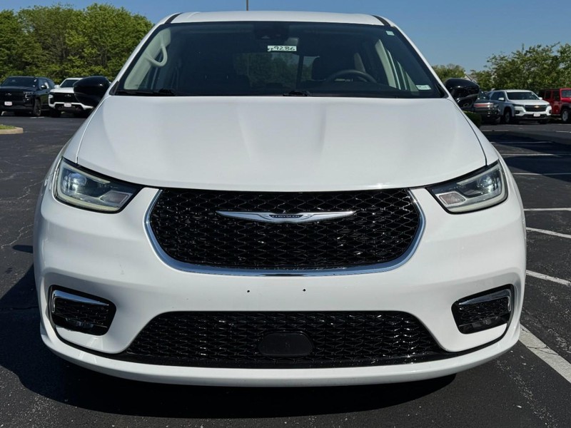 Chrysler Pacifica Vehicle Image 09