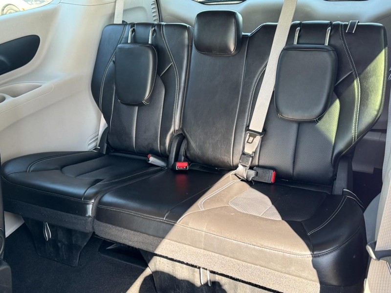 Chrysler Pacifica Vehicle Image 10