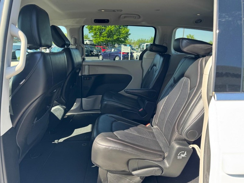 Chrysler Pacifica Vehicle Image 11