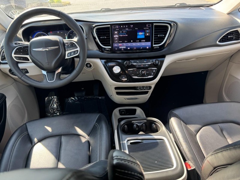 Chrysler Pacifica Vehicle Image 12