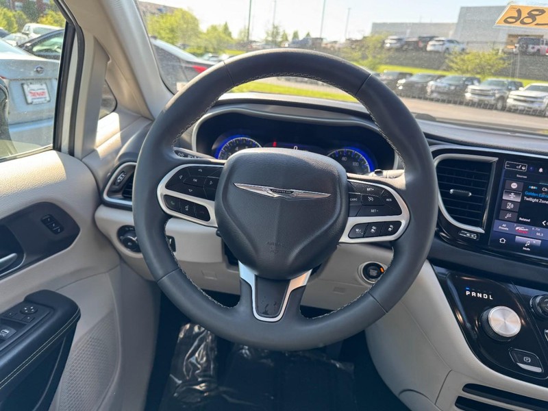 Chrysler Pacifica Vehicle Image 13