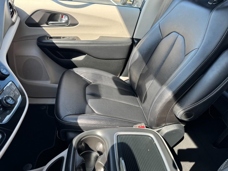 Chrysler Pacifica Vehicle Image 14