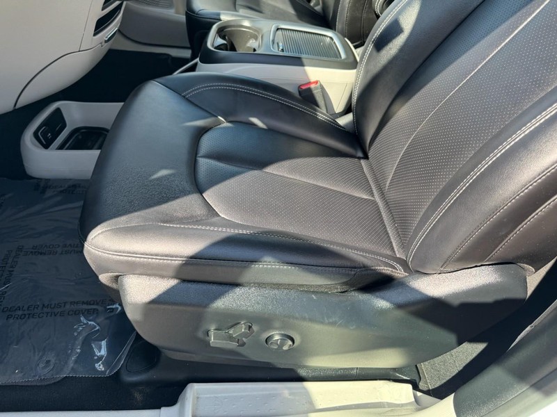 Chrysler Pacifica Vehicle Image 15