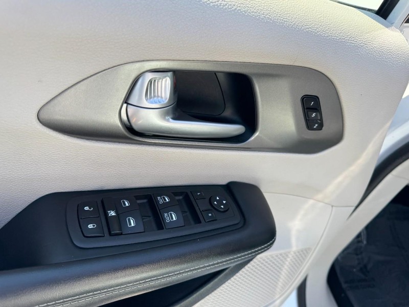 Chrysler Pacifica Vehicle Image 16