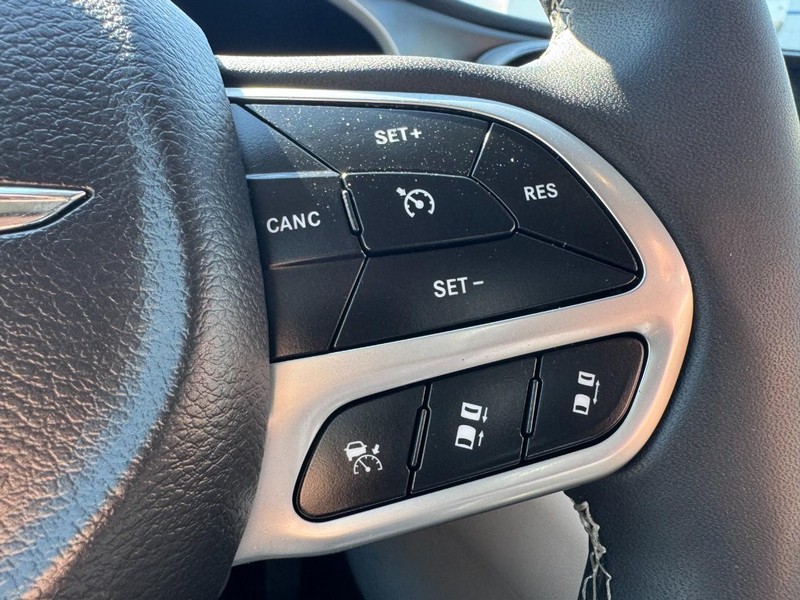 Chrysler Pacifica Vehicle Image 18