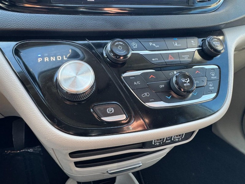 Chrysler Pacifica Vehicle Image 19