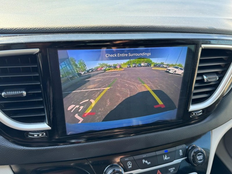 Chrysler Pacifica Vehicle Image 21