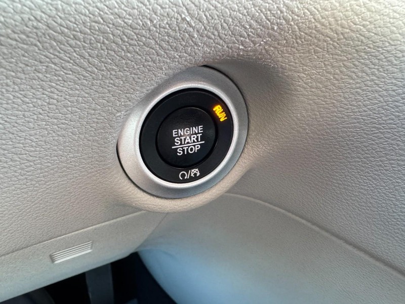 Chrysler Pacifica Vehicle Image 22