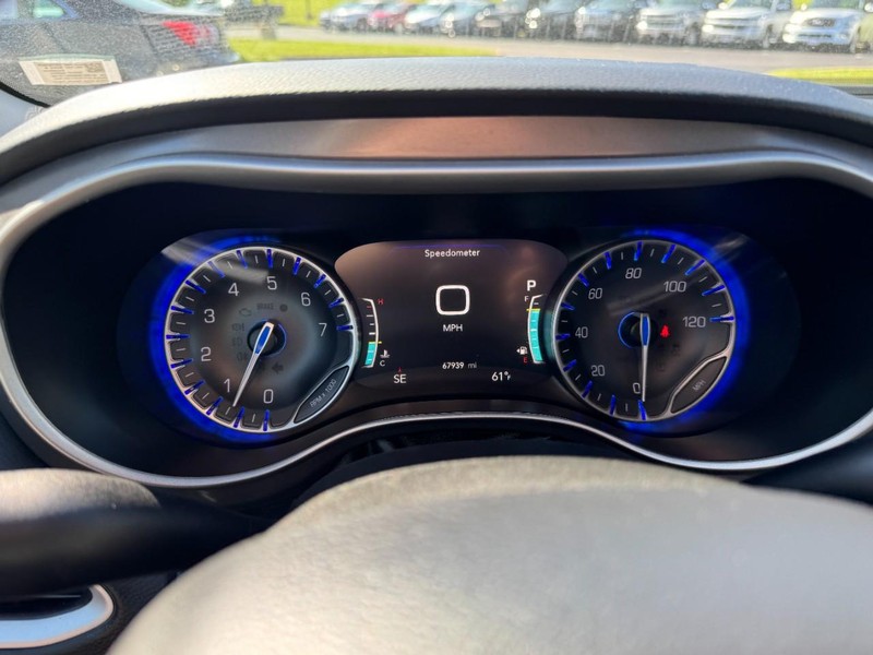 Chrysler Pacifica Vehicle Image 23