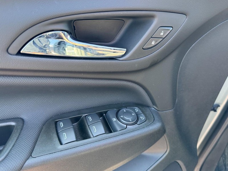 Chevrolet Equinox Vehicle Image 15