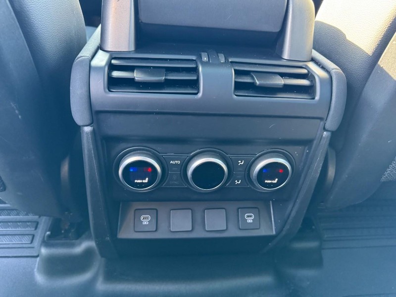 Land Rover Defender Vehicle Image 12