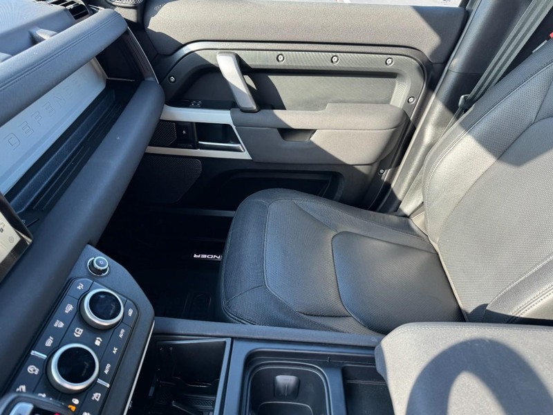 Land Rover Defender Vehicle Image 15