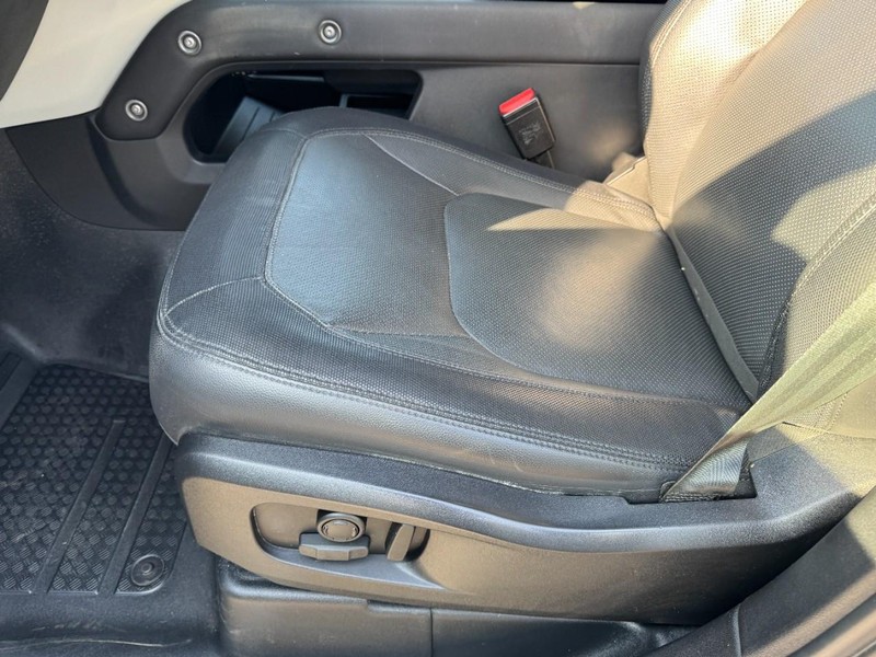 Land Rover Defender Vehicle Image 16