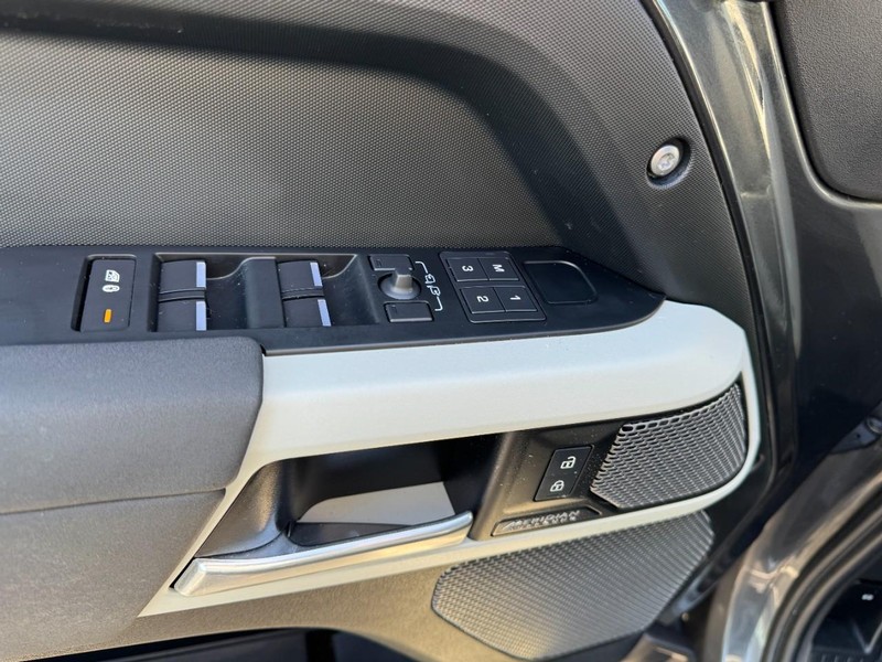 Land Rover Defender Vehicle Image 17