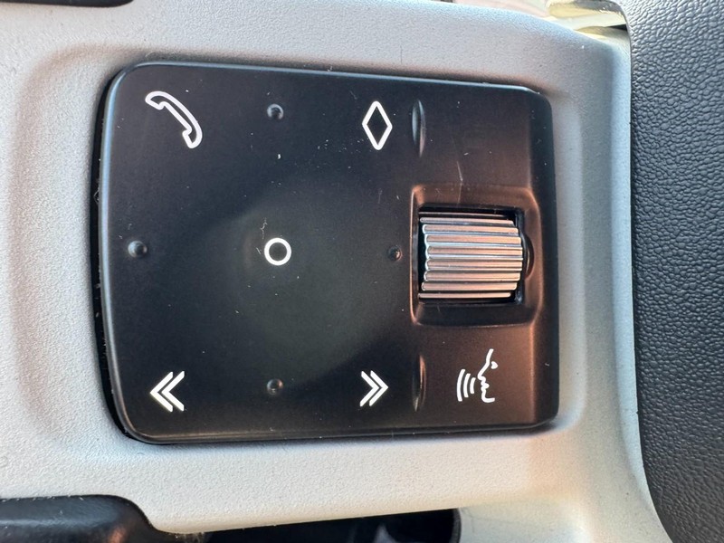 Land Rover Defender Vehicle Image 18