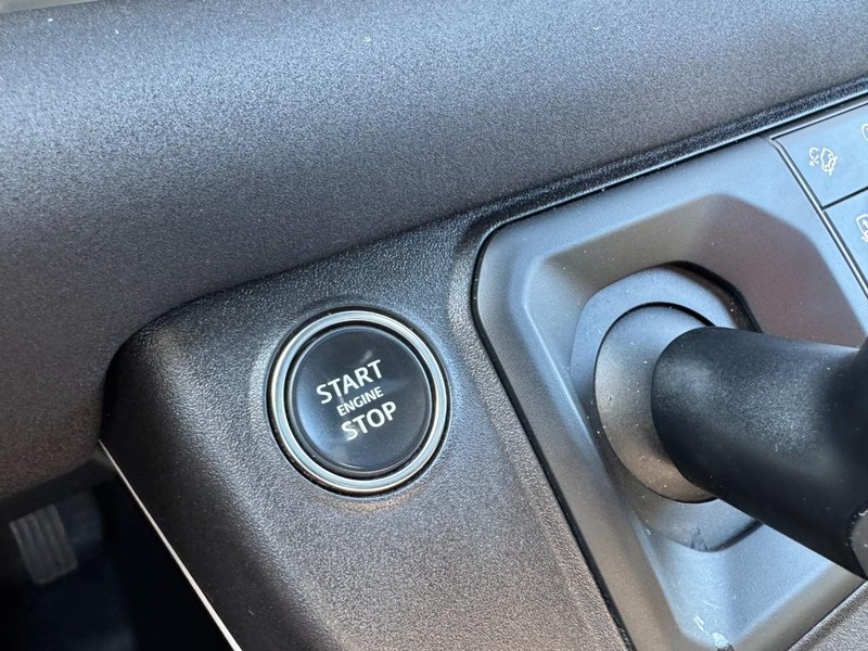 Land Rover Defender Vehicle Image 24