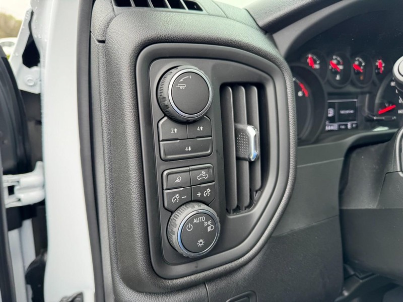 Chevrolet Silverado 2500HD Vehicle Image 12