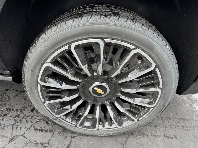Chevrolet Suburban Vehicle Image 06