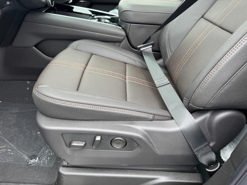 Chevrolet Suburban Vehicle Image 09