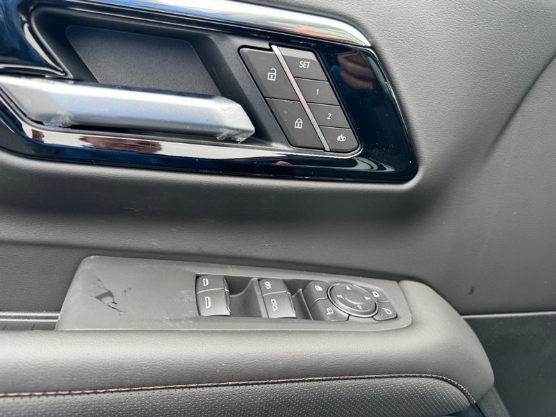 Chevrolet Suburban Vehicle Image 10