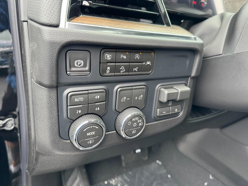 Chevrolet Suburban Vehicle Image 11