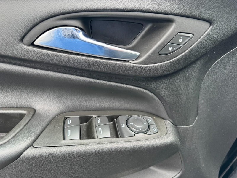 Chevrolet Equinox Vehicle Full-screen Gallery Image 15