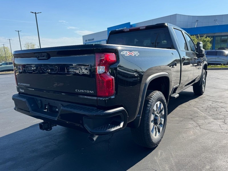 Chevrolet Silverado 2500HD Vehicle Image 03
