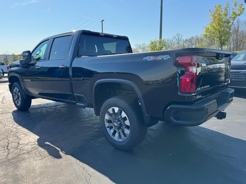 Chevrolet Silverado 2500HD Vehicle Image 05