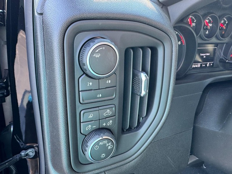 Chevrolet Silverado 2500HD Vehicle Image 09