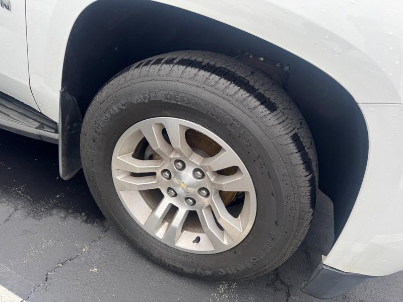 Chevrolet Suburban Vehicle Image 05