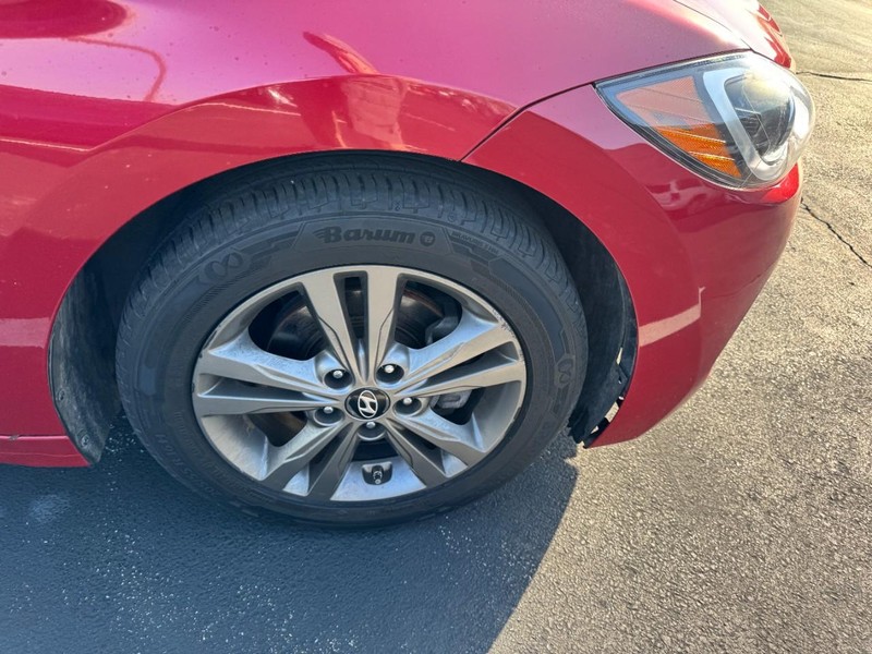 Hyundai Elantra Vehicle Image 04