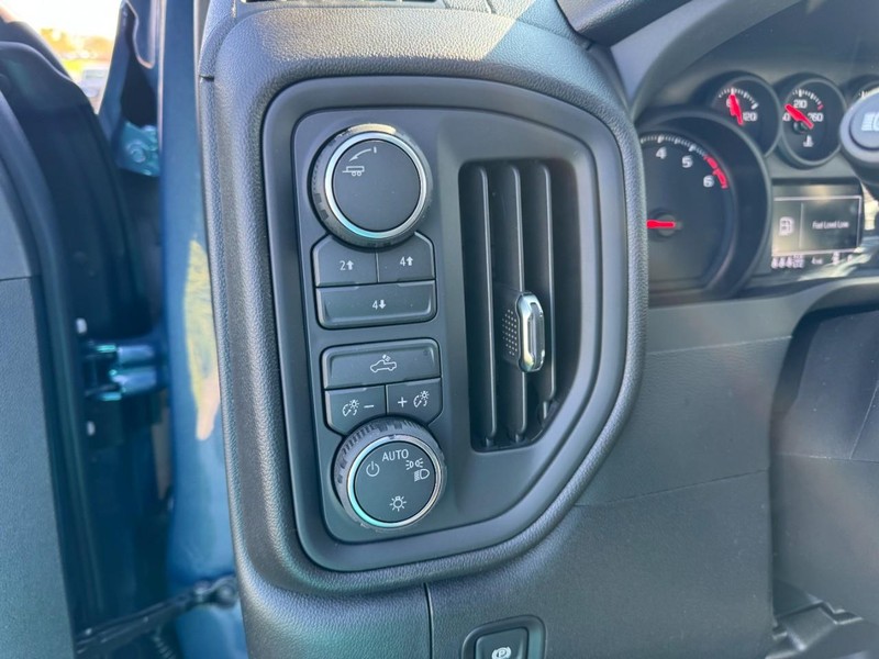 Chevrolet Silverado 2500HD Vehicle Image 10