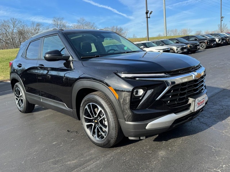 Chevrolet TrailBlazer Vehicle Image 02