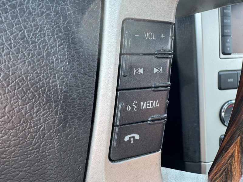 Lincoln MKX Vehicle Image 19