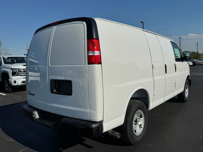 Chevrolet Express Cargo Van Vehicle Image 03