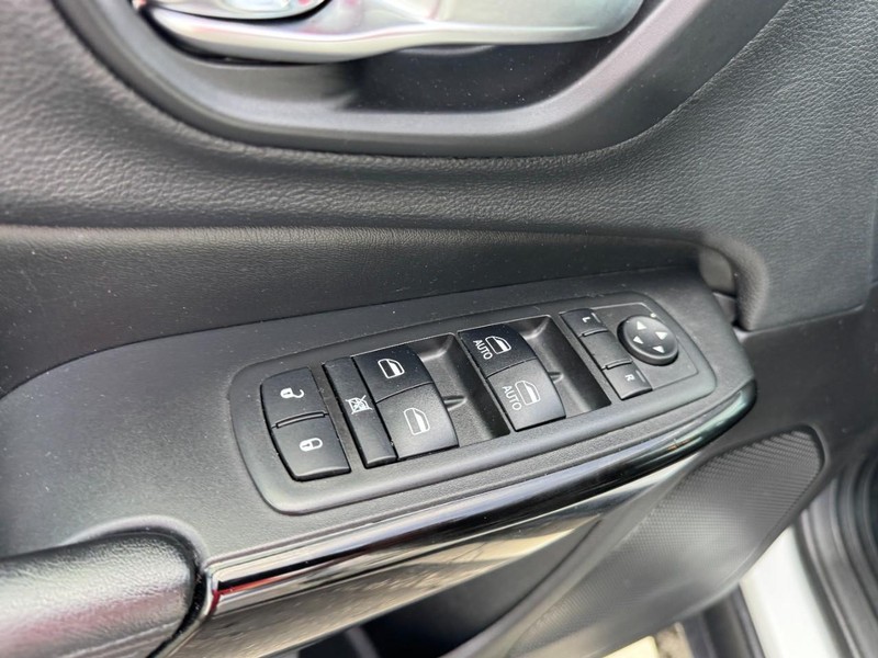 Jeep Cherokee Vehicle Image 15