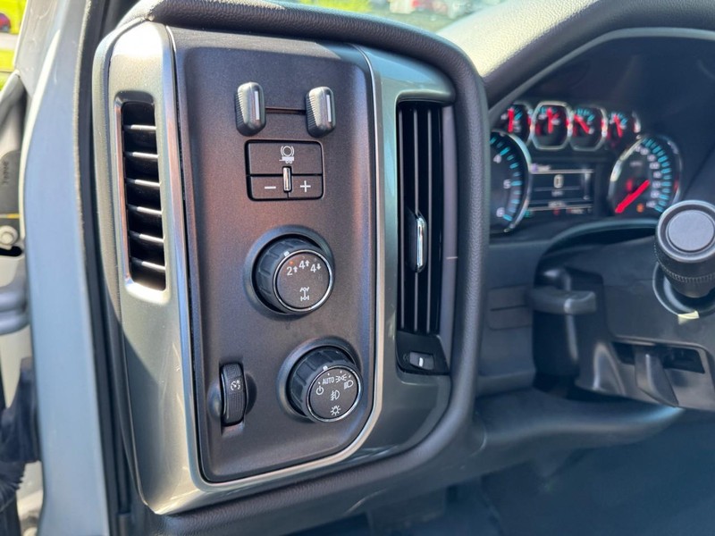 Chevrolet Silverado 2500HD Vehicle Image 15