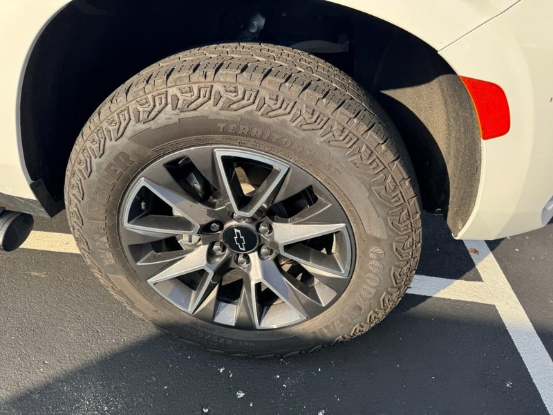 Chevrolet Suburban Vehicle Image 05