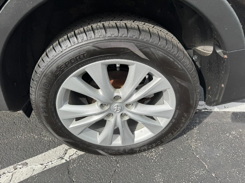 Toyota RAV4 Vehicle Image 07