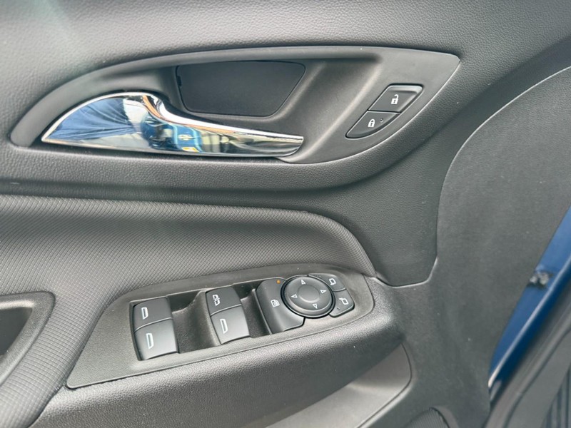 Chevrolet Equinox Vehicle Full-screen Gallery Image 15