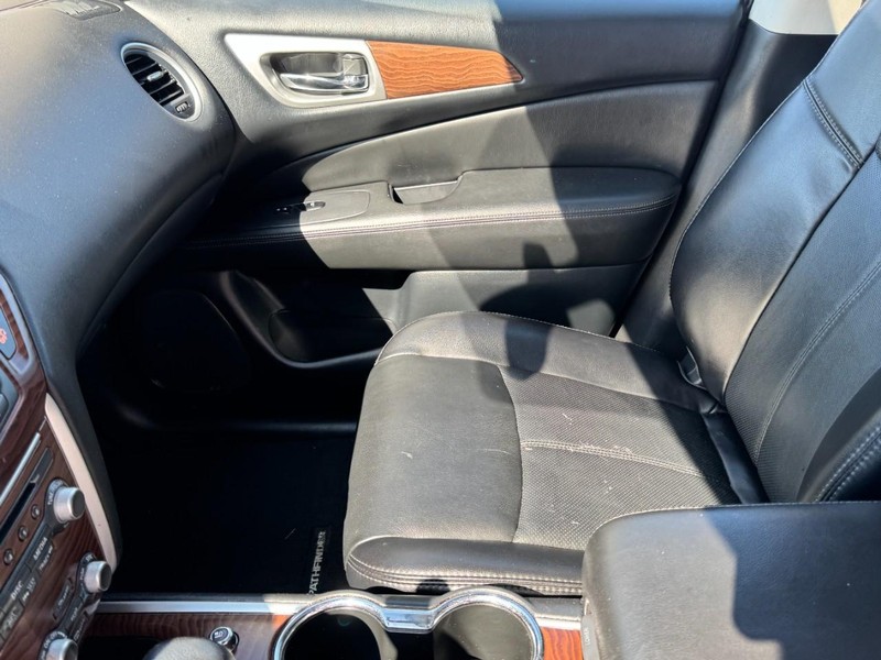 Nissan Pathfinder Vehicle Image 16