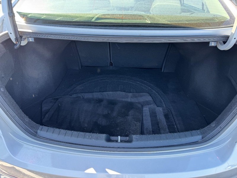 Hyundai Elantra Vehicle Image 06