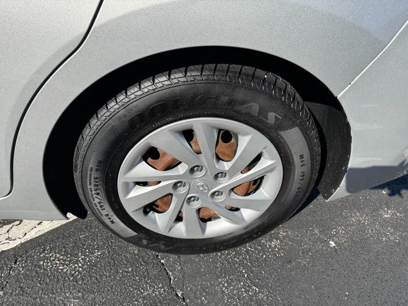 Hyundai Elantra Vehicle Image 07