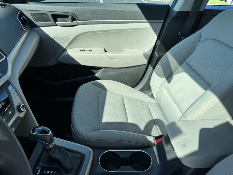 Hyundai Elantra Vehicle Image 13