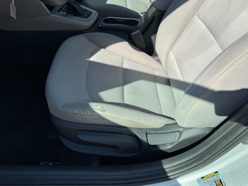 Hyundai Elantra Vehicle Image 14