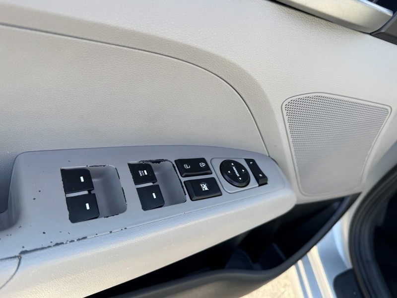 Hyundai Elantra Vehicle Image 15
